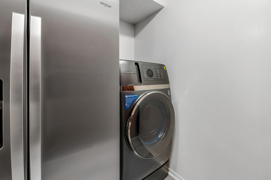 Building Photo - 2352 Torrey Pines Rd