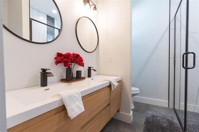 Building Photo - 2013 E Waters Ave