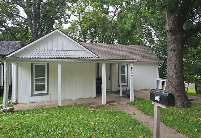 Building Photo - 2 Bed, 1 Bath, BONUS ROOM!!