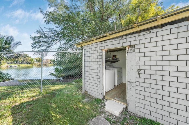 Building Photo - 3241 SW 40th Ave