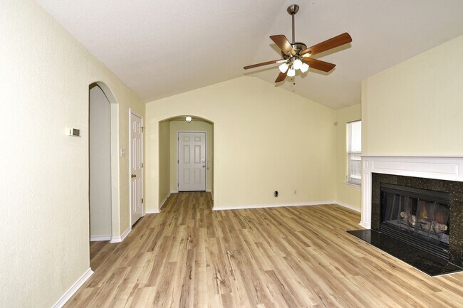 Building Photo - GREAT SINGLE STORY HOME  |  DECK REDONE CL...