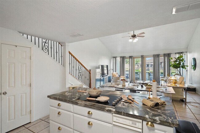 Building Photo - 3 April Point Dr S