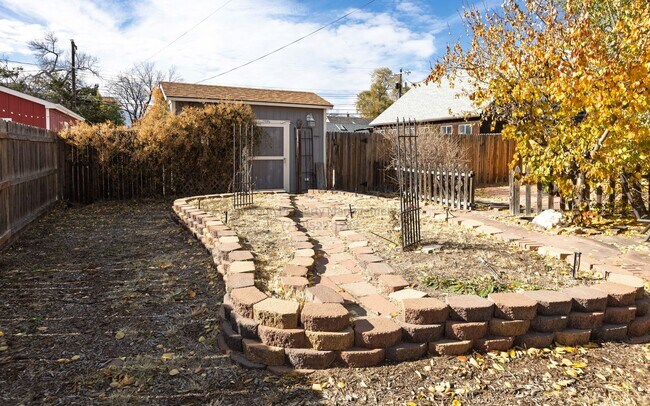 Building Photo - Stunning 3 Bedroom House in The Old North End