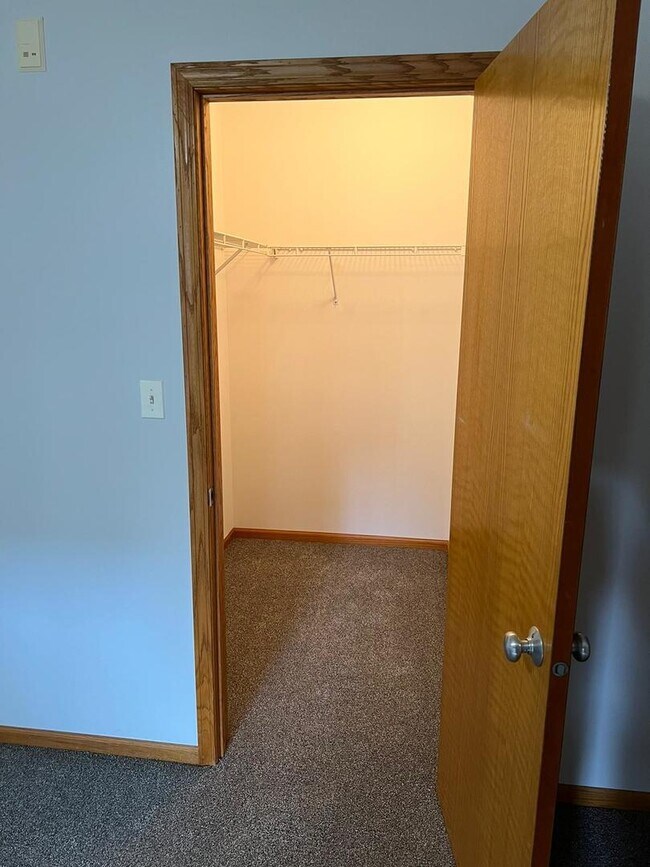 Building Photo - 925 W Lakeside Pl