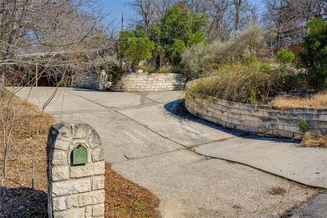 Building Photo - 2404 Barton Skyway