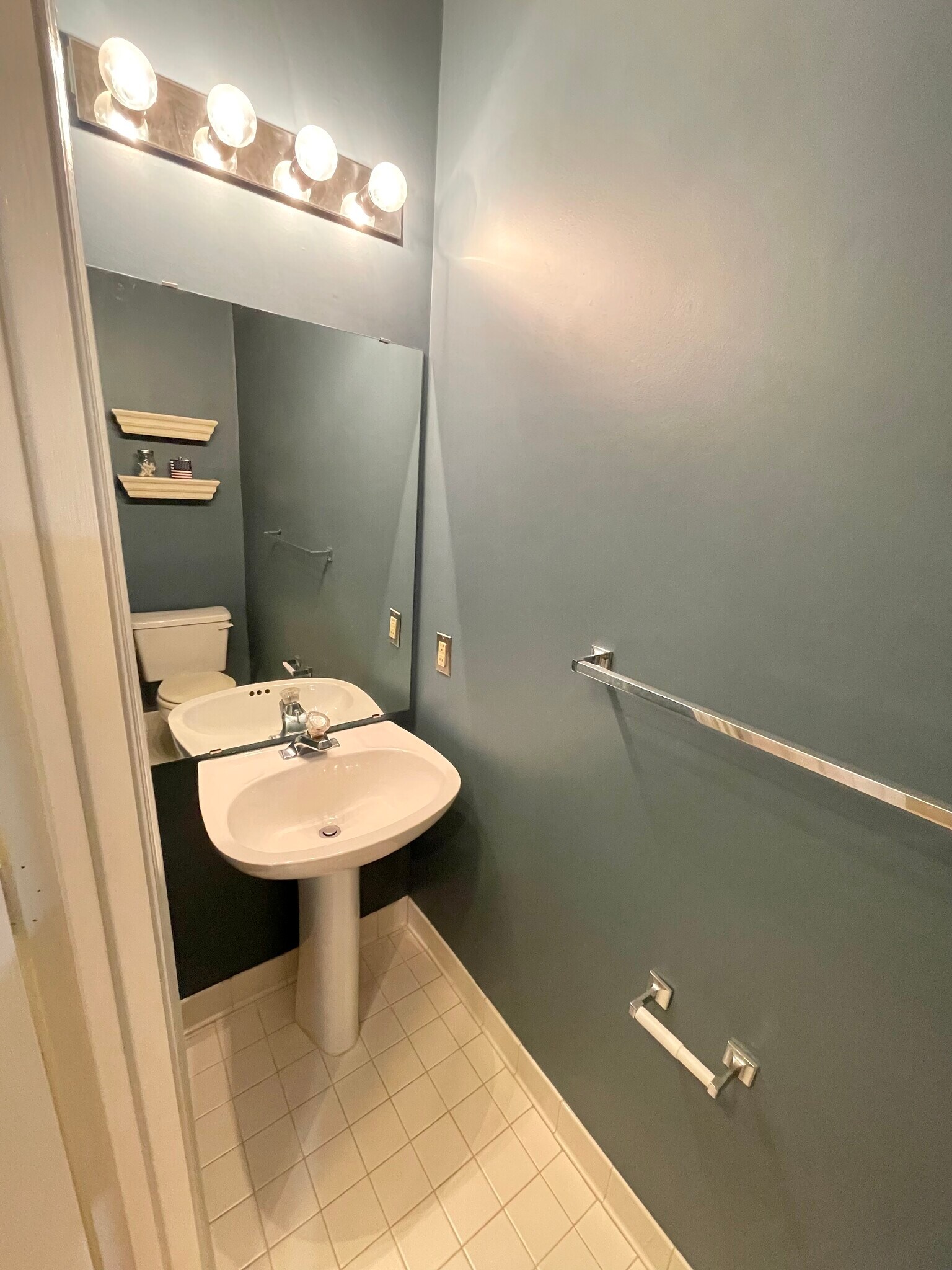 Building Photo - 1716 Lake Shore Crest Dr