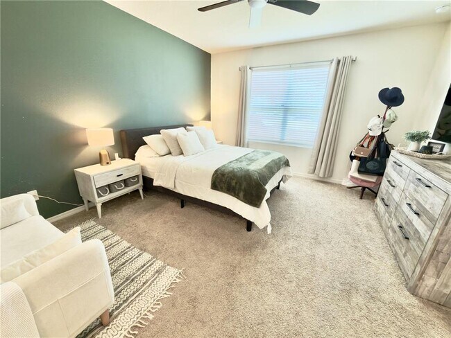 Building Photo - 512 Lily Ln