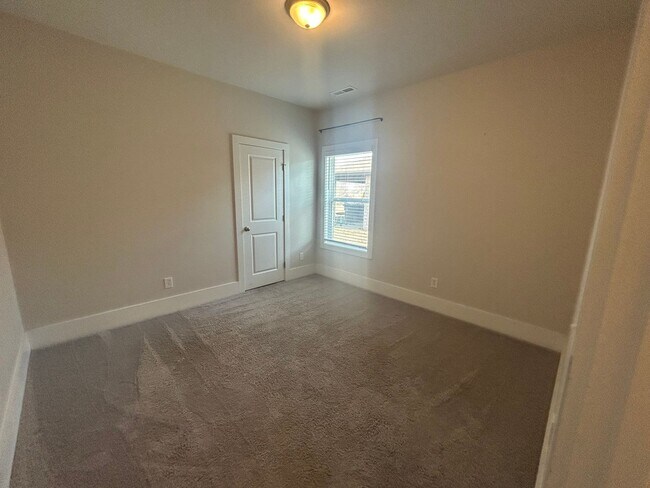 Building Photo - 177 Cherry Laurel Dr