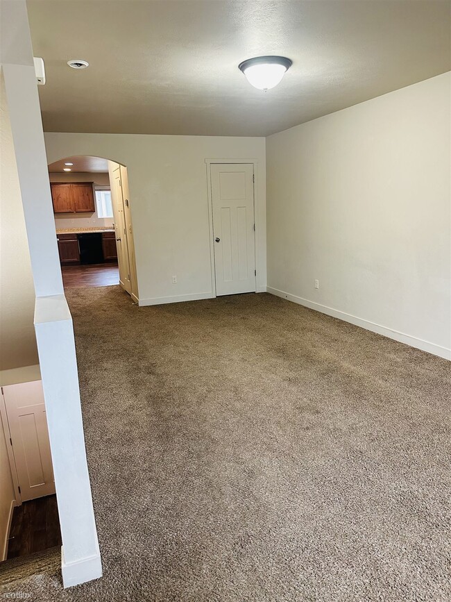 Building Photo - Room for Rent, 2 bath 4plex - 212 North 75...