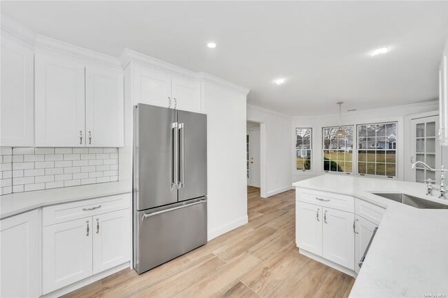 Building Photo - 141 Lakebridge Dr N