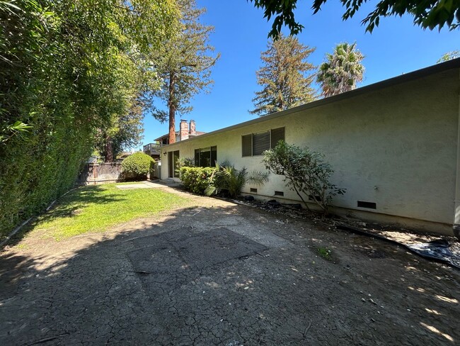 Building Photo - Updated 4-Bedroom Single-Story Home in Con...