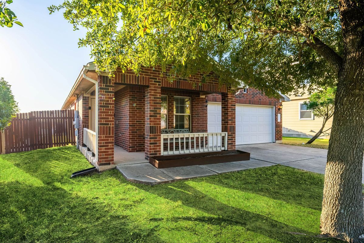 Building Photo - 6117 Los Cielos Blvd