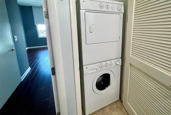 Building Photo - 54 Rainey St