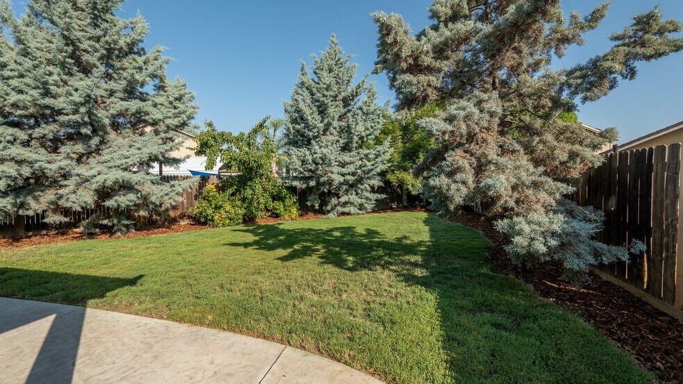 Building Photo - 3083 N Stanley Ave