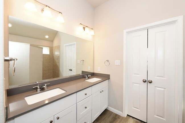 Building Photo - Move-In Special! Enjoy 2 Weeks Free Rent o...