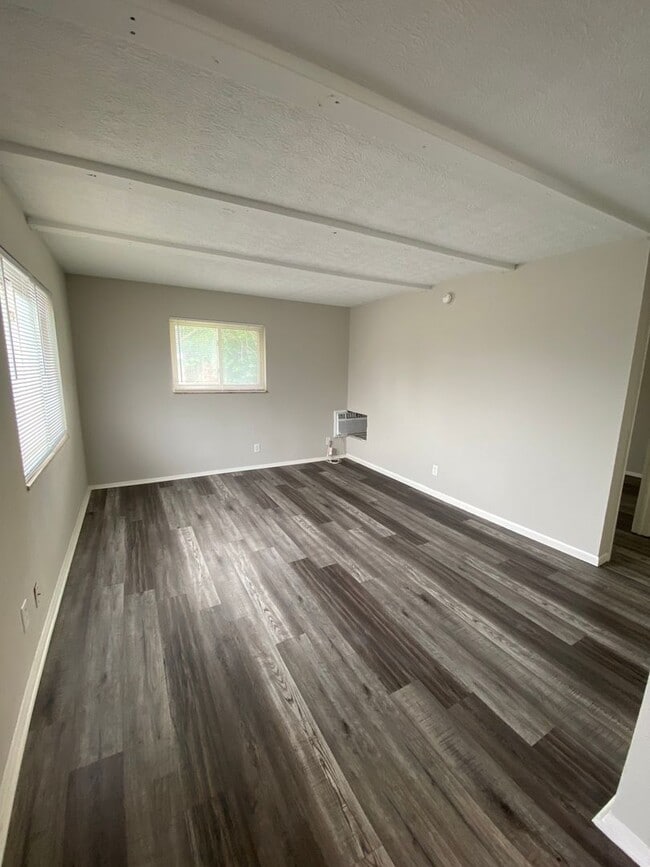 Building Photo - 1 Bedroom Apartment with Washer/Dryer Hook...