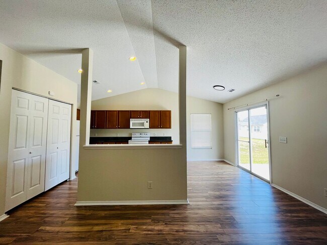 Building Photo - 3038 Regency Oaks Dr