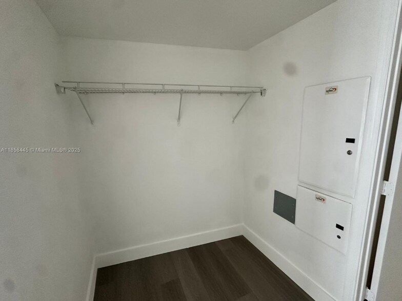 Building Photo - 1750 N Bayshore Dr