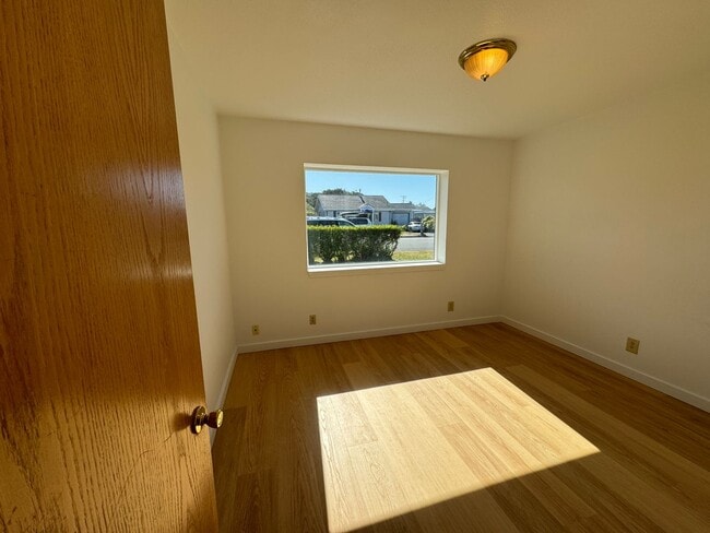 Building Photo - Adorable two bedroom cottage in Newport!