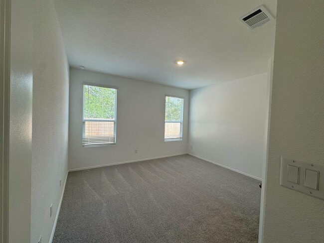 Building Photo - 203 Heritage Grv
