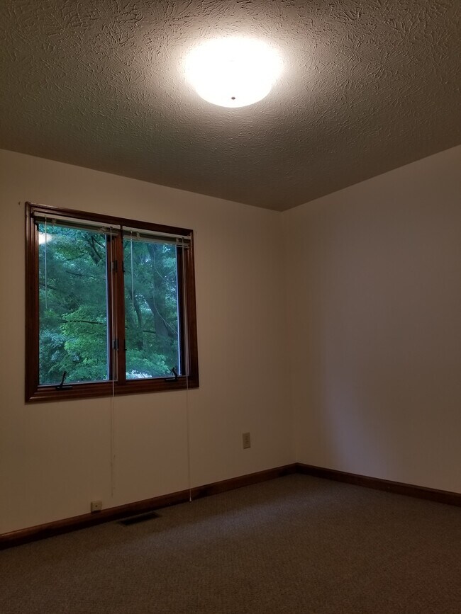 Building Photo - * August 2026* GREAT 3 Bed House!!