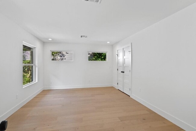 Building Photo - 1520 Villanova Dr