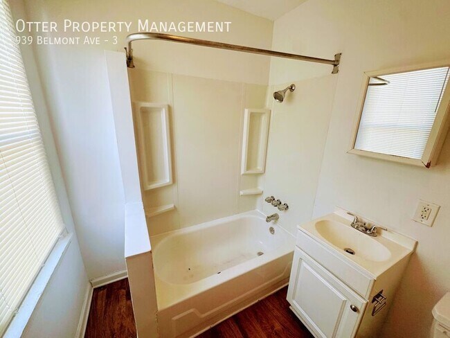 Building Photo - 939 Belmont Ave