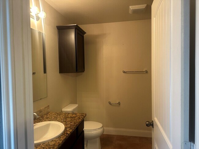 Building Photo - 808 E 96th St