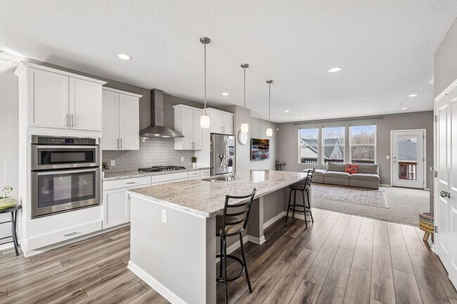 Building Photo - Spacious 3bed 3bath Townhome in Chaska!