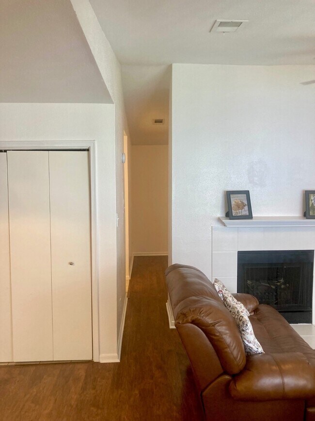 Building Photo - 3506 Cove View Cir