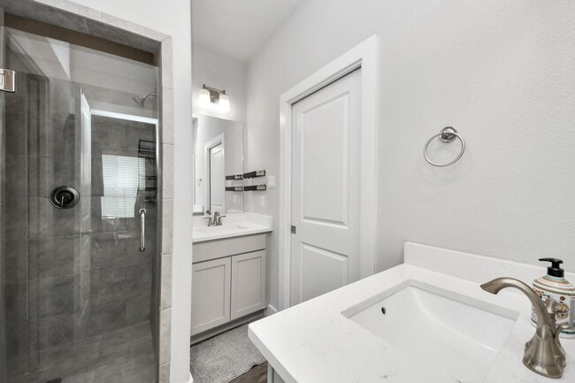 Building Photo - 1743 Cove Cres Ct