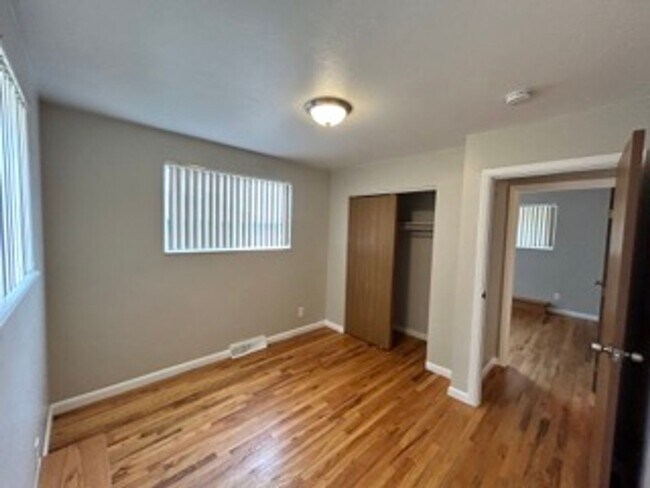 Building Photo - ** Move in Special** Spacious 3 bedroom, 1 bath Lakewood duplex with fenced in backyard available!