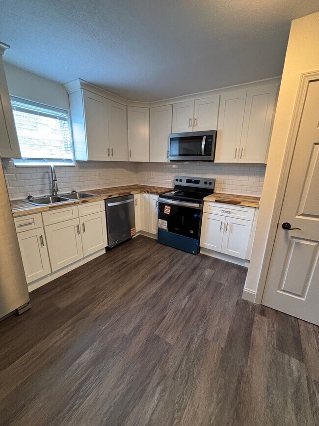 Building Photo - Freshly Renovated 3-Bed, 2-Bath Home Just ...