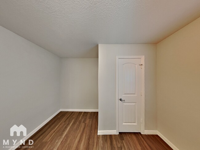 Building Photo - 10528 Many Oaks Dr