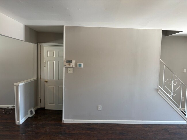 Building Photo - Renovated 3 Bed Twin Home for Rent