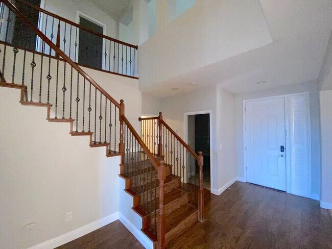 Building Photo - Top of the Hill - Gorgeous 5 Bedroom 3 Bat...