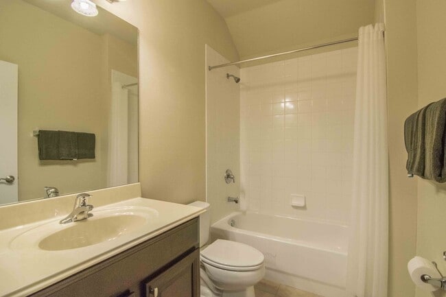 Building Photo - 4 Bed / 3 Bath Home near Macdill AFB