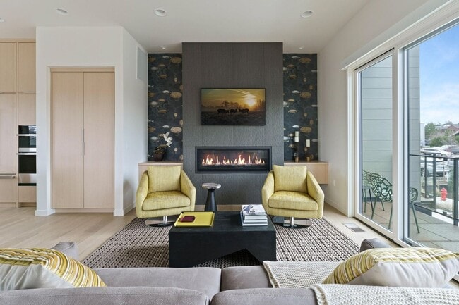 Building Photo - 4Bed 3.5 Bath - Views - Studio