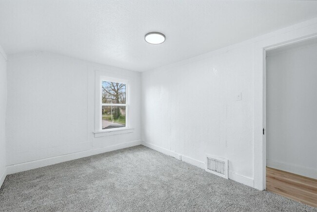 Building Photo - Updated 3BR with Fresh Finishes