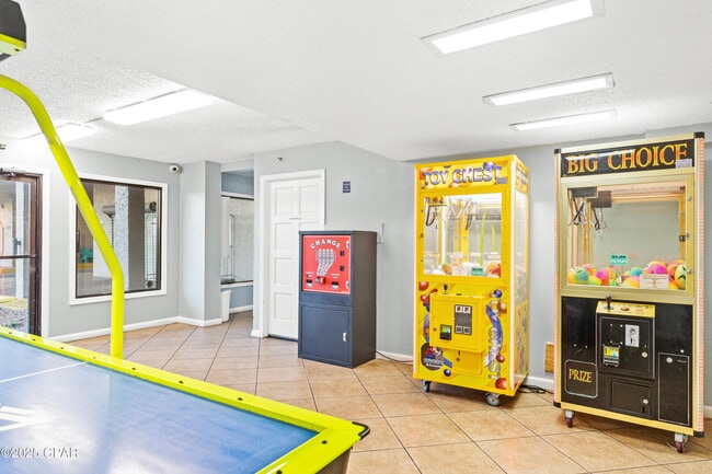 Building Photo - 8743 Thomas Dr