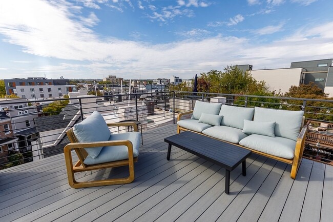 Building Photo - Newer Three Bed-Three Bath Townhouse Condo...