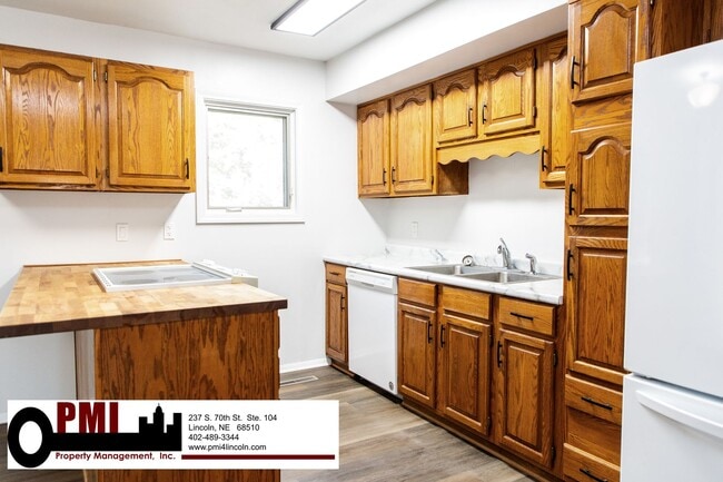 Building Photo - 8030 N Hazelwood Dr