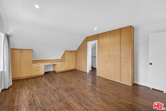 Building Photo - 935 Linda Flora Dr