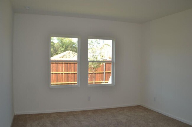 Building Photo - 824 Cedar Elm Dr