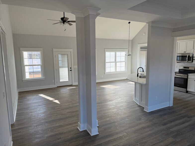 Building Photo - 3030 Fincher Dr