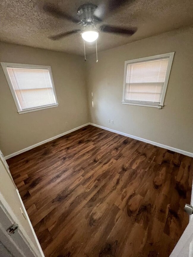 Building Photo - $0 First Month's Rent / $0 Deposit at Move-in