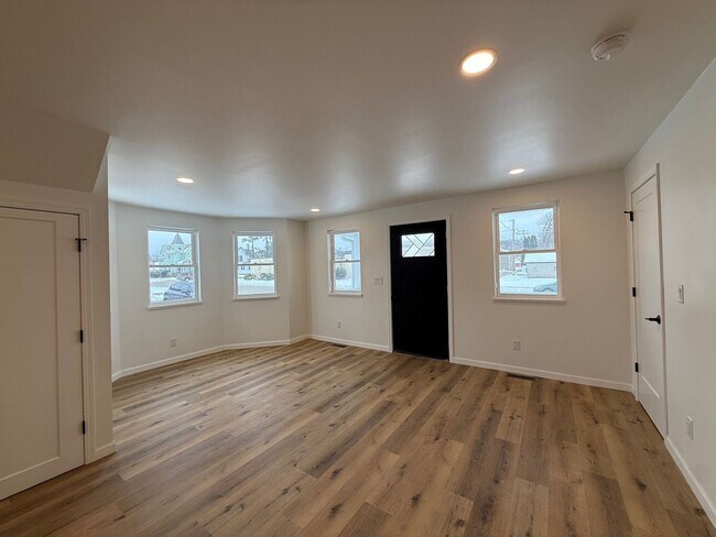 Building Photo - All new 3 bed / 2 bath home in wonderful West Salem neighborhood with garage!