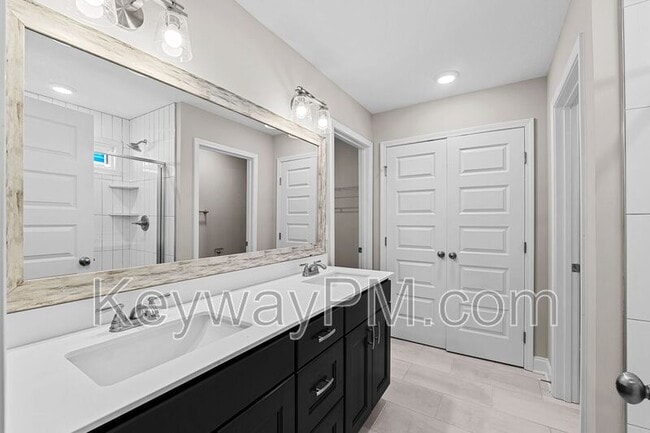 Building Photo - 3205 Venetian Dr