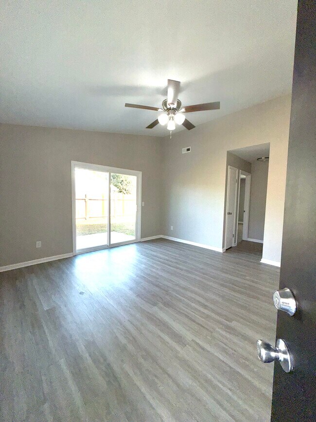 Building Photo - 620 Scott St