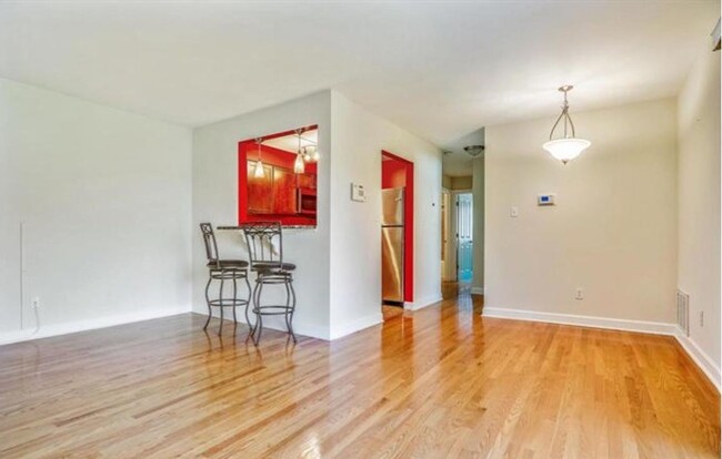 Building Photo - Lovely 2 BR/1 BA Condo in Benning Ridge!